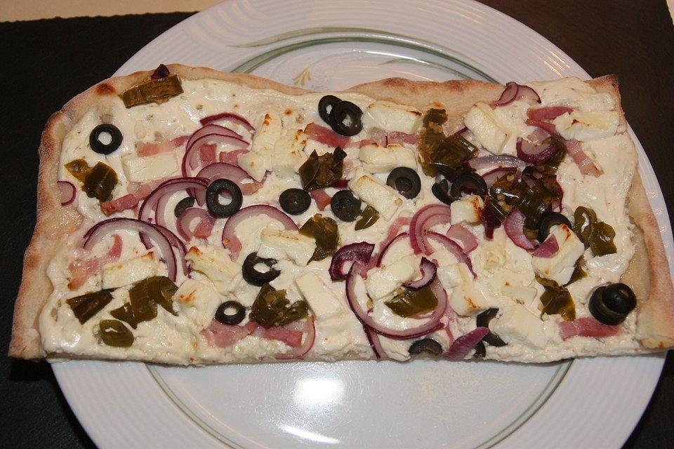 Flammkuchen mit Feta, Peperoni und Oliven