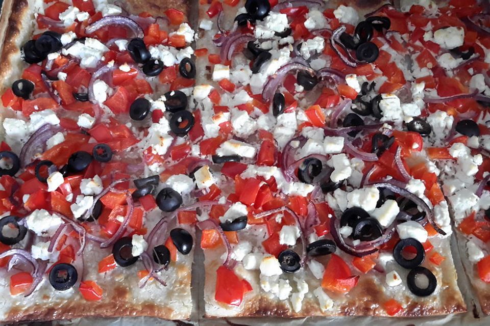 Flammkuchen mit Feta, Peperoni und Oliven