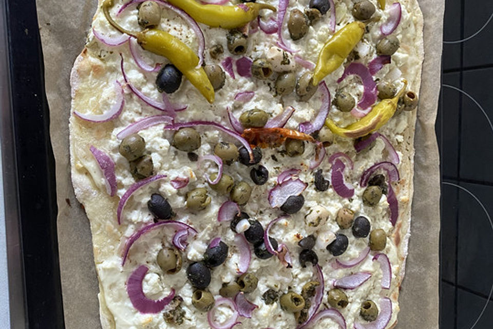 Flammkuchen mit Feta, Peperoni und Oliven