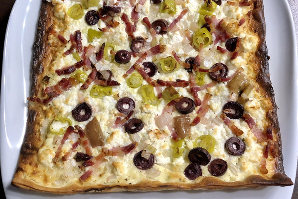 Flammkuchen mit Feta, Peperoni und Oliven