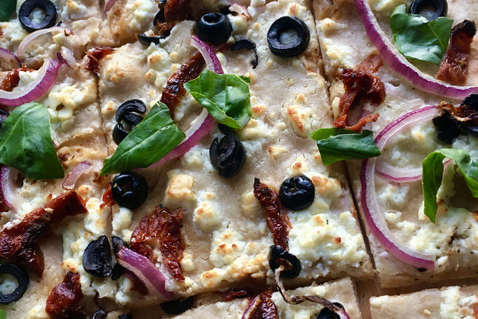 Flammkuchen mit Feta, Peperoni und Oliven