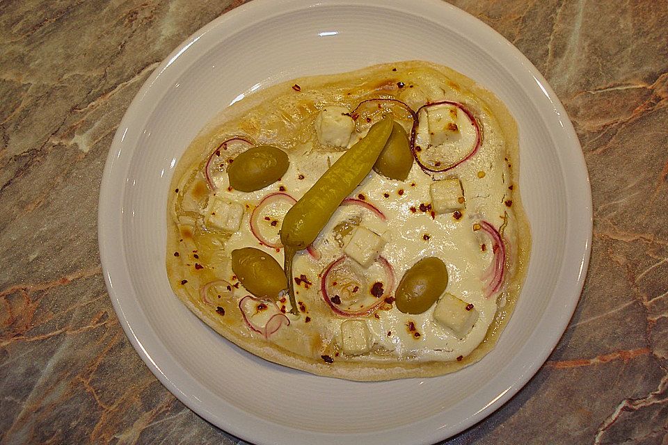 Flammkuchen mit Feta, Peperoni und Oliven