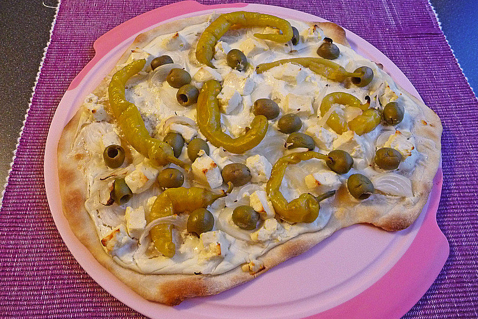 Flammkuchen mit Feta, Peperoni und Oliven