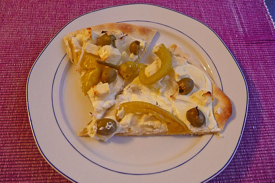 Flammkuchen mit Feta, Peperoni und Oliven