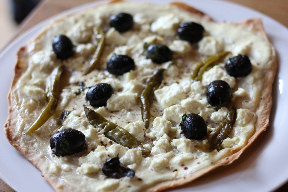 Flammkuchen mit Feta, Peperoni und Oliven