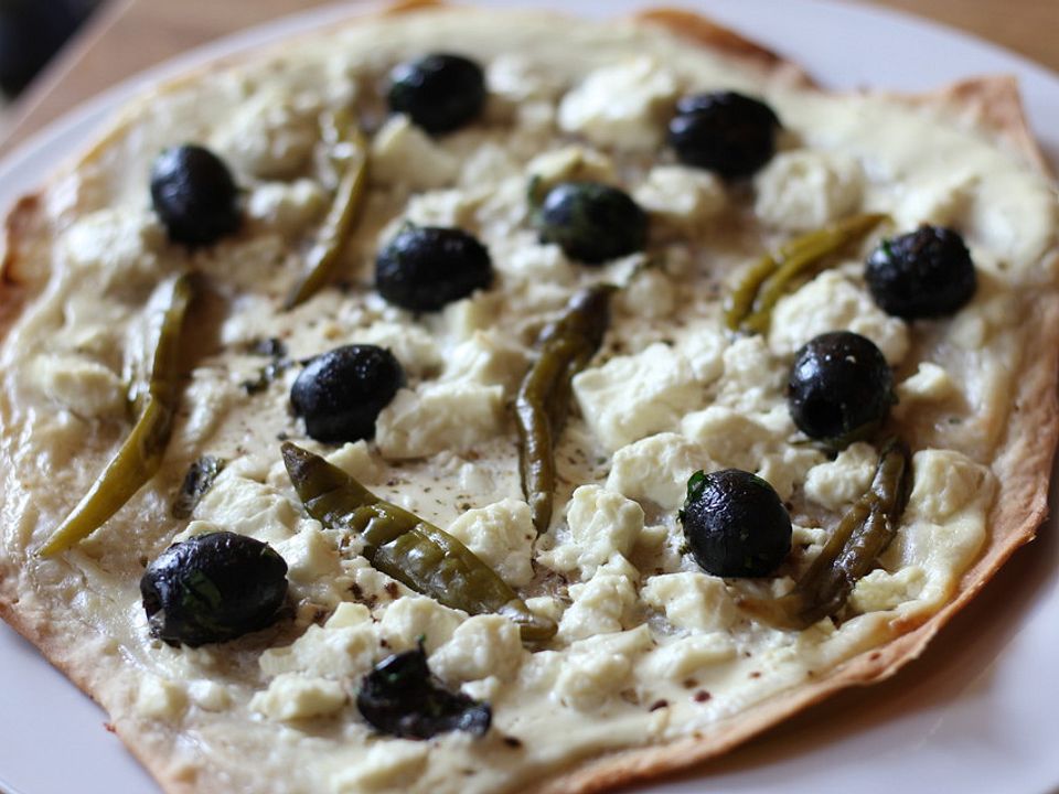Flammkuchen mit Feta, Peperoni und Oliven von silbersu | Chefkoch
