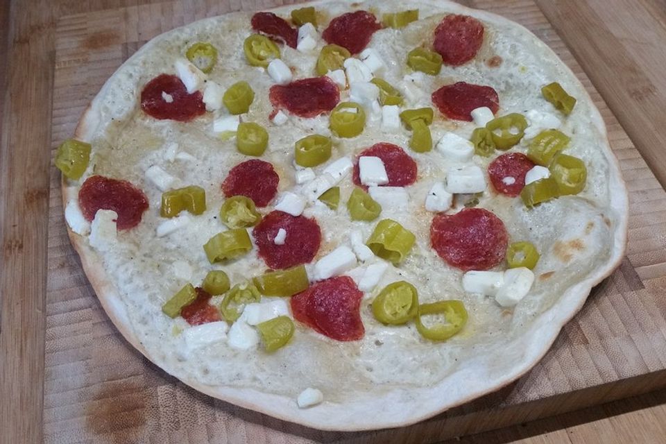 Flammkuchen mit Feta, Peperoni und Oliven