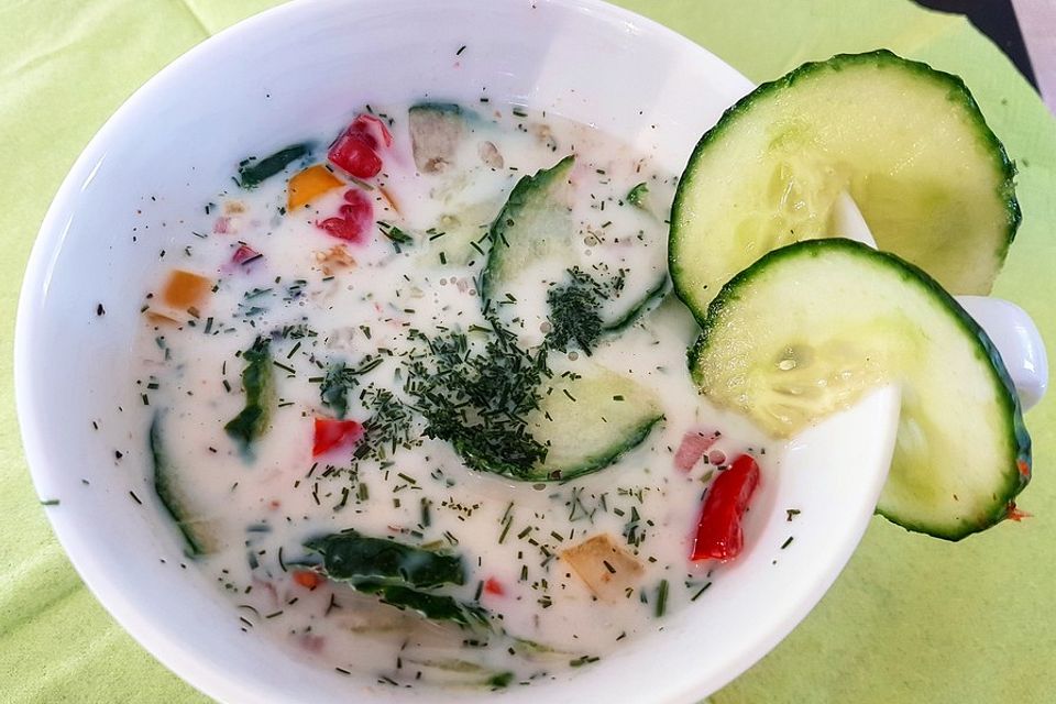 Kalte ungarische Gurkensuppe mit Dill