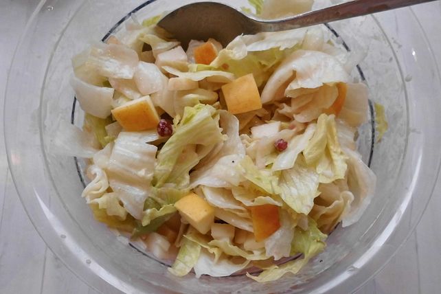 Eisbergsalat mit Preiselbeerdressing von esther1107| Chefkoch