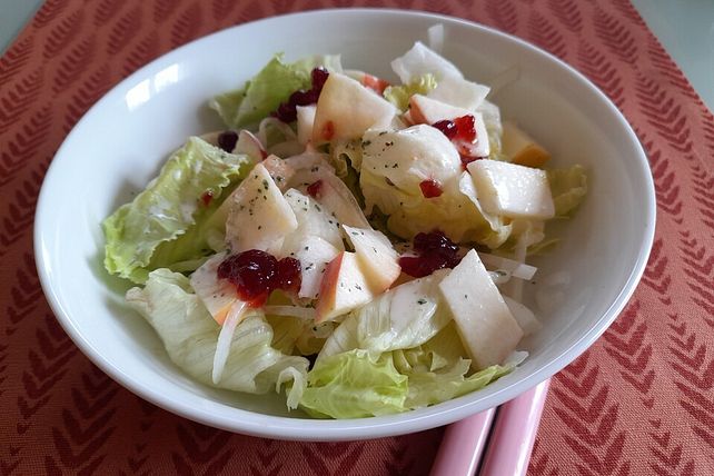 Eisbergsalat mit Preiselbeerdressing von esther1107| Chefkoch