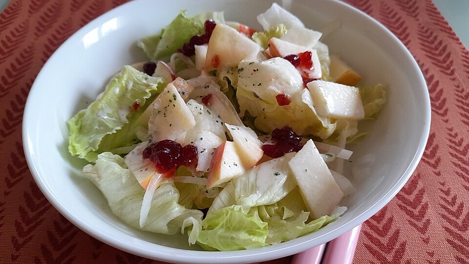 Eisbergsalat mit Preiselbeerdressing von esther1107| Chefkoch Eisbergsalat mit Preiselbeerdressing von esther1107| Chefkoch