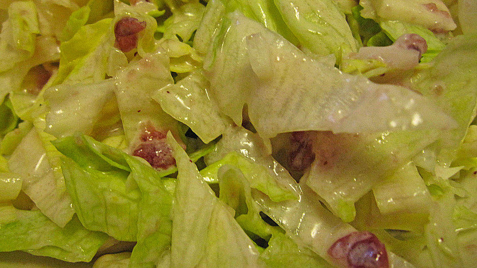 Eisbergsalat mit Preiselbeerdressing von esther1107 Eisbergsalat mit Preiselbeerdressing von esther1107