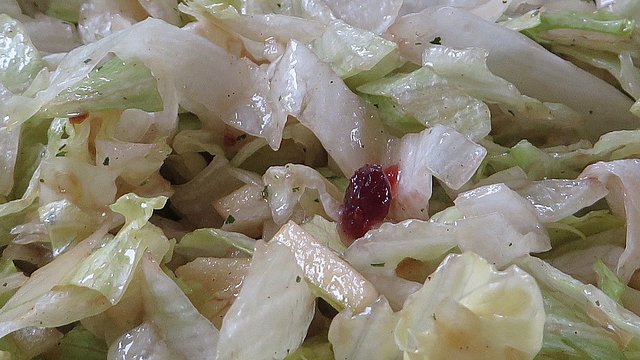 Eisbergsalat mit Preiselbeerdressing von esther1107 Eisbergsalat mit Preiselbeerdressing von esther1107