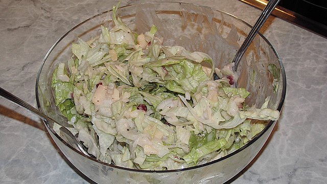 Eisbergsalat mit Preiselbeerdressing von esther1107 Eisbergsalat mit Preiselbeerdressing von esther1107