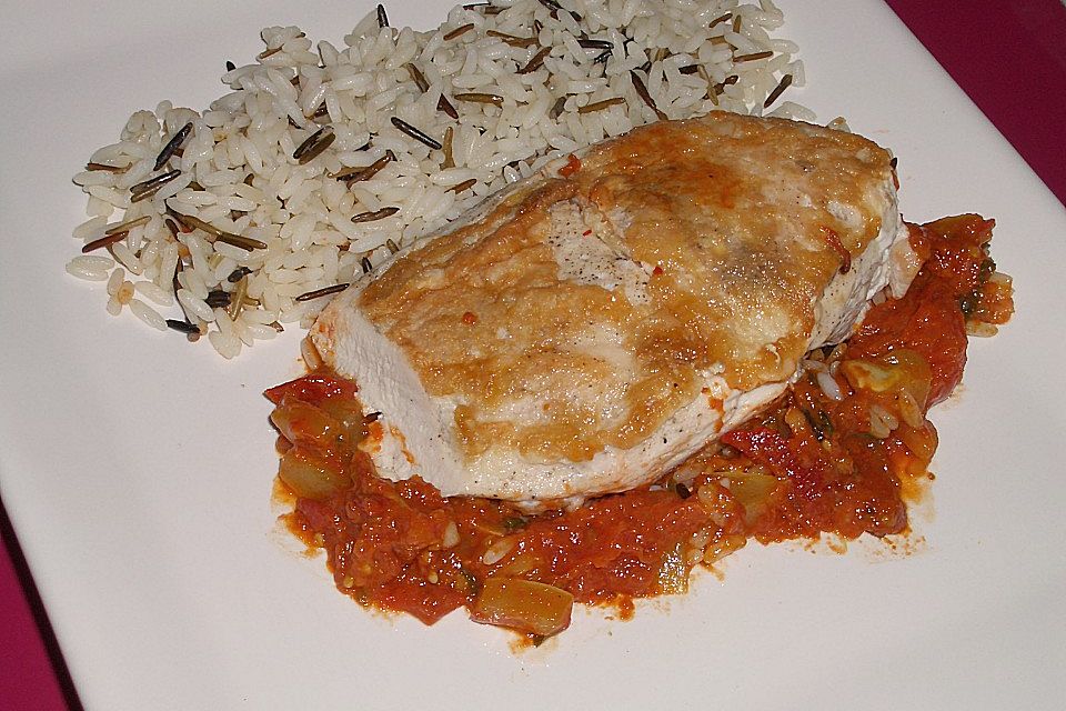 Hähnchenbrust im Parmesanmantel auf Tomatensugo mit Wildreis