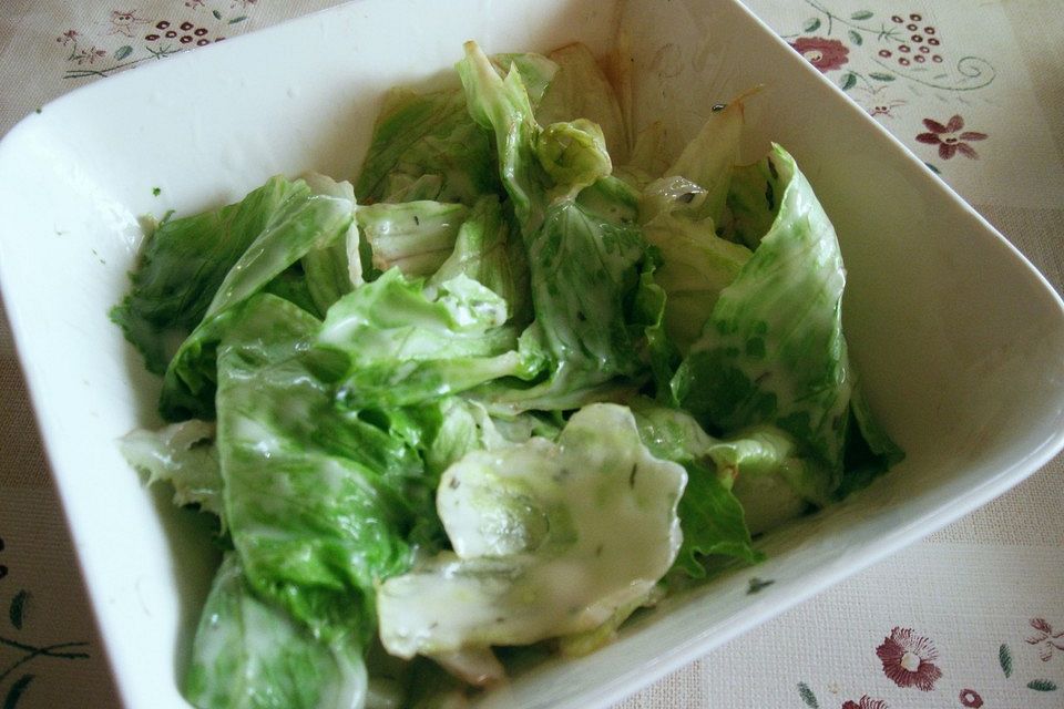 Uromas Eisbergsalat mit Zitronendressing