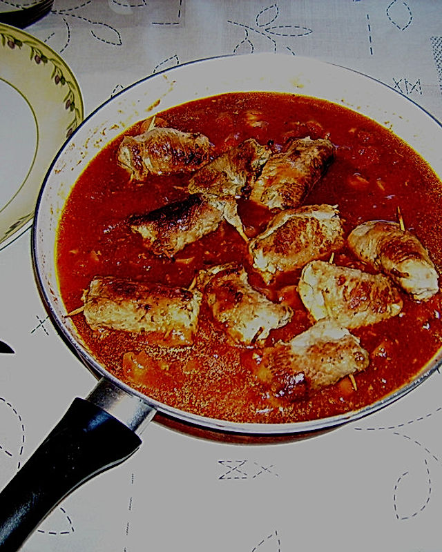 Gefüllte Schnitzelröllchen mediterraner Art in Tomatensauce mit Gnocchi à la Pierre
