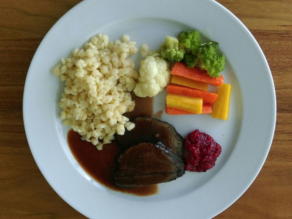 Wildbraten in Rotwein-Preiselbeersauce mit Bandnudeln von ...