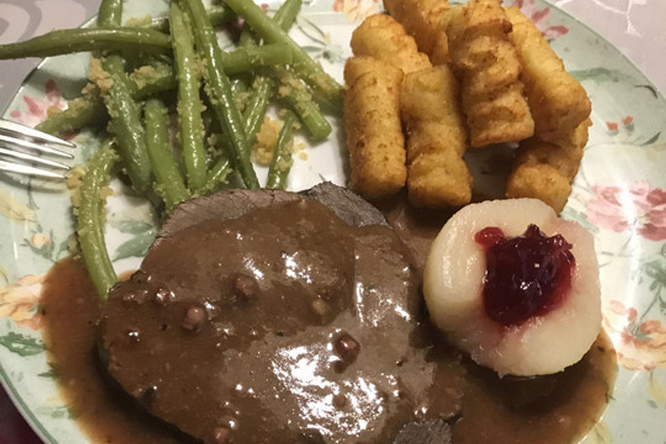 Wildbraten in Rotwein-Preiselbeersauce mit Bandnudeln