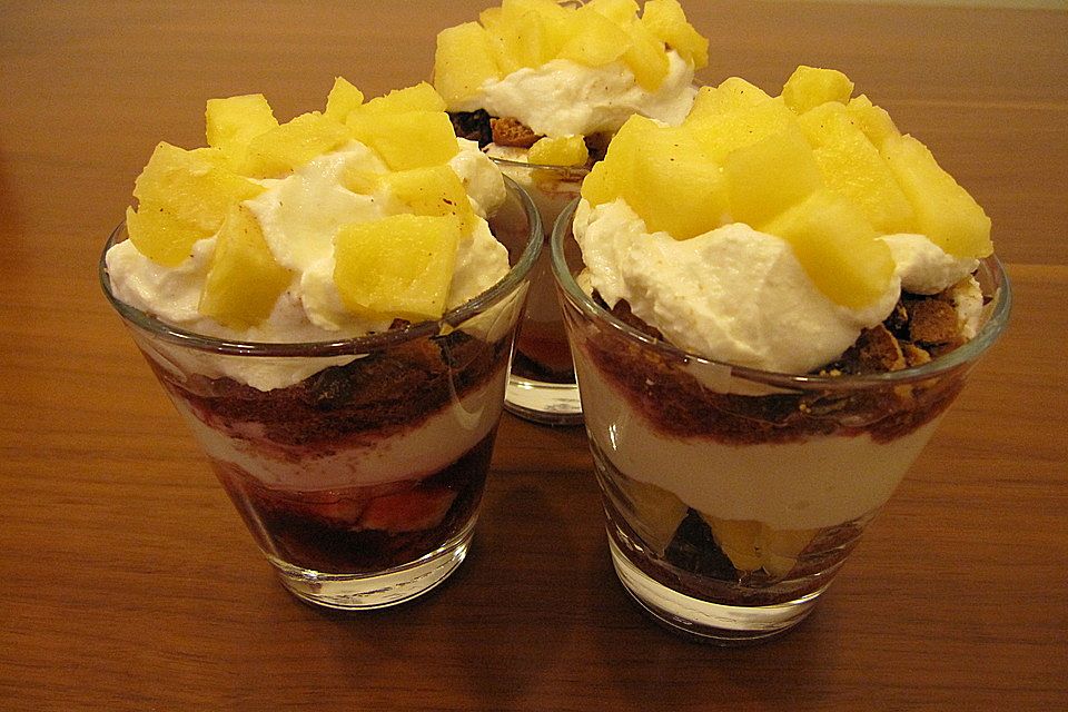 Schichtdessert mit Früchten