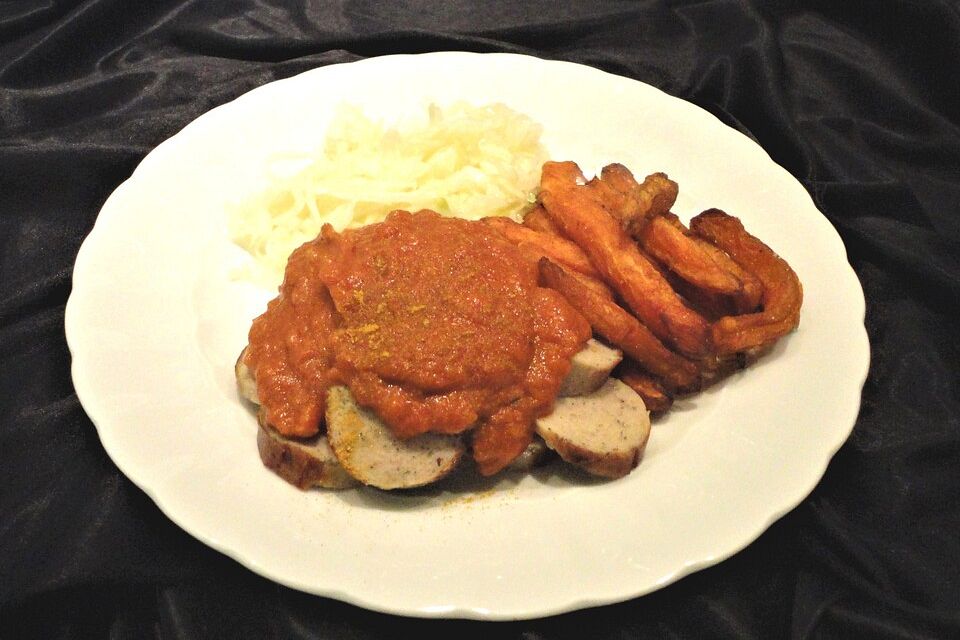 Currywurst mit fruchtiger Sauce