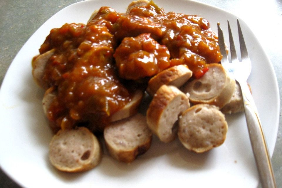 Currywurst mit fruchtiger Sauce