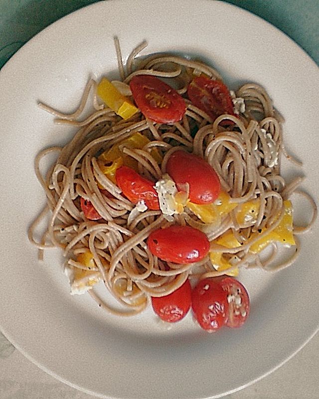Vollkornspaghetti mit Paprika, Tomaten und Feta