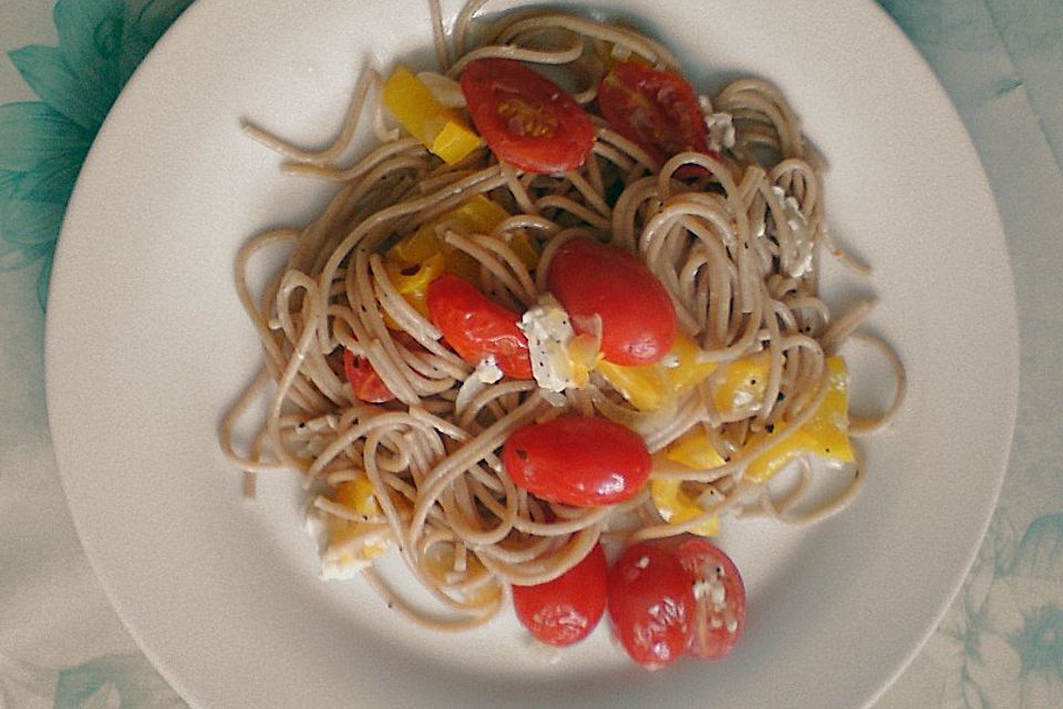 Vollkornspaghetti mit Paprika, Tomaten und Feta