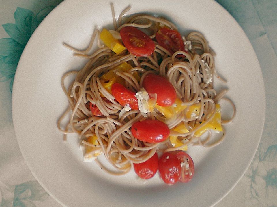 Vollkornspaghetti mit Paprika, Tomaten und Feta von nat-neu| Chefkoch
