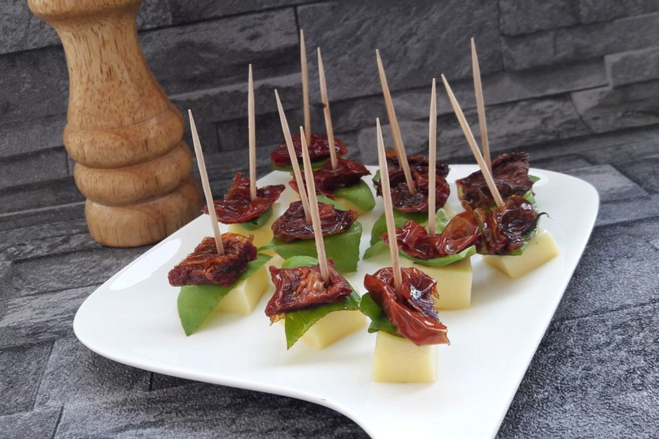 Käsespieße mit getrockneten Tomaten und Basilikum