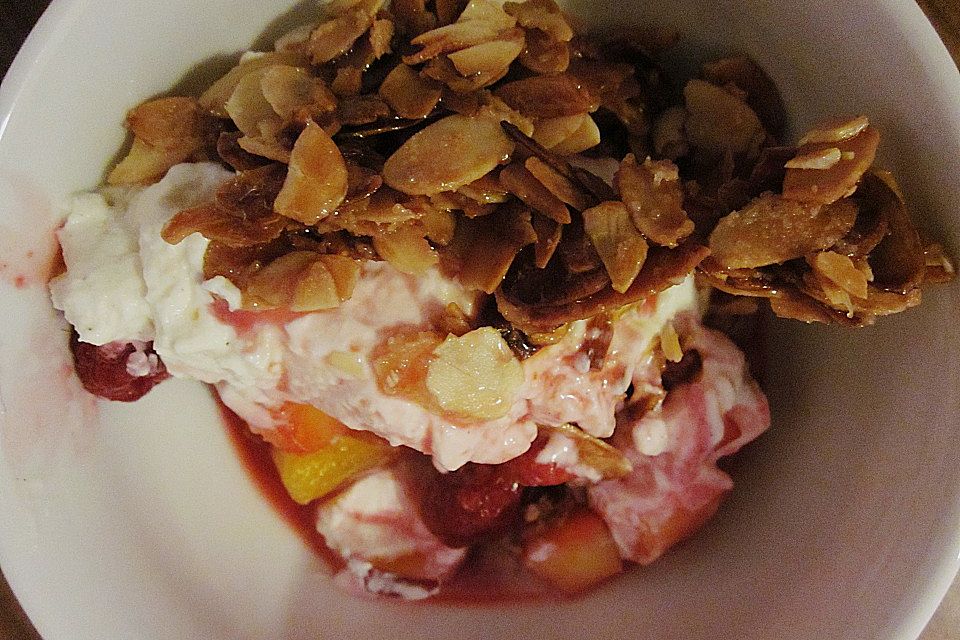 Früchtedessert mit Quark und Mandeln