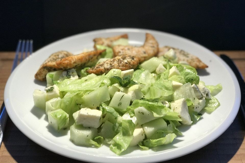 Grüner Salat mit Mozzarella und Melone