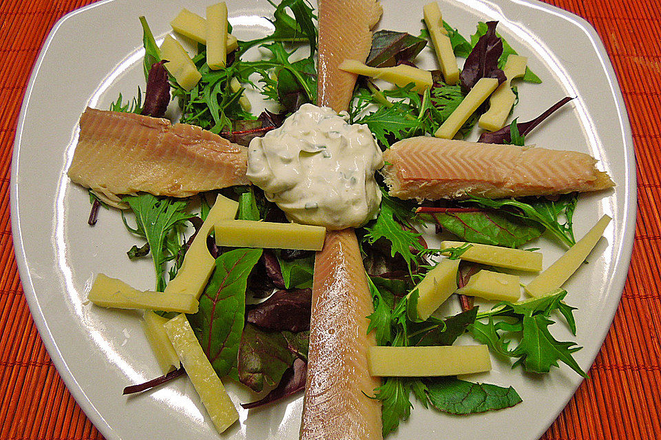 Grüner Salat mit Forellenfilet