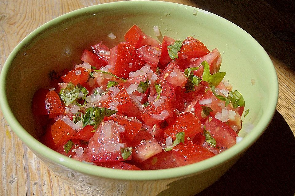 Tomatensalat mit Mozzarellasticks