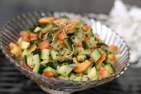 Scharfer indischer Salat mit Gurken, Tomaten, Erdnüssen und Chili von ...