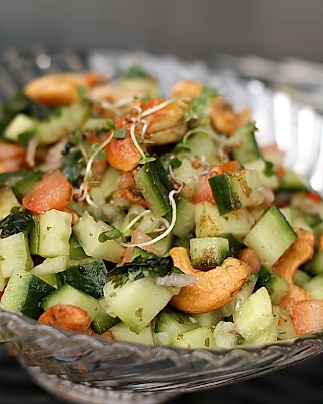 Scharfer indischer Salat mit Gurken, Tomaten, Erdnüssen und Chili