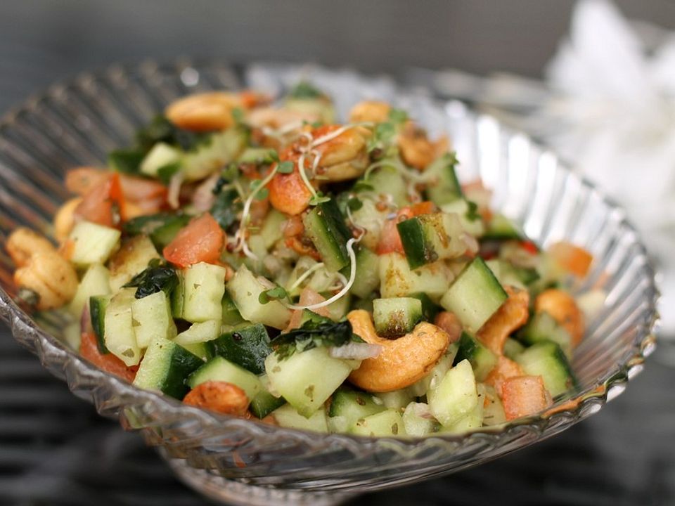 Scharfer indischer Salat mit Gurken, Tomaten, Erdnüssen und Chili von ...