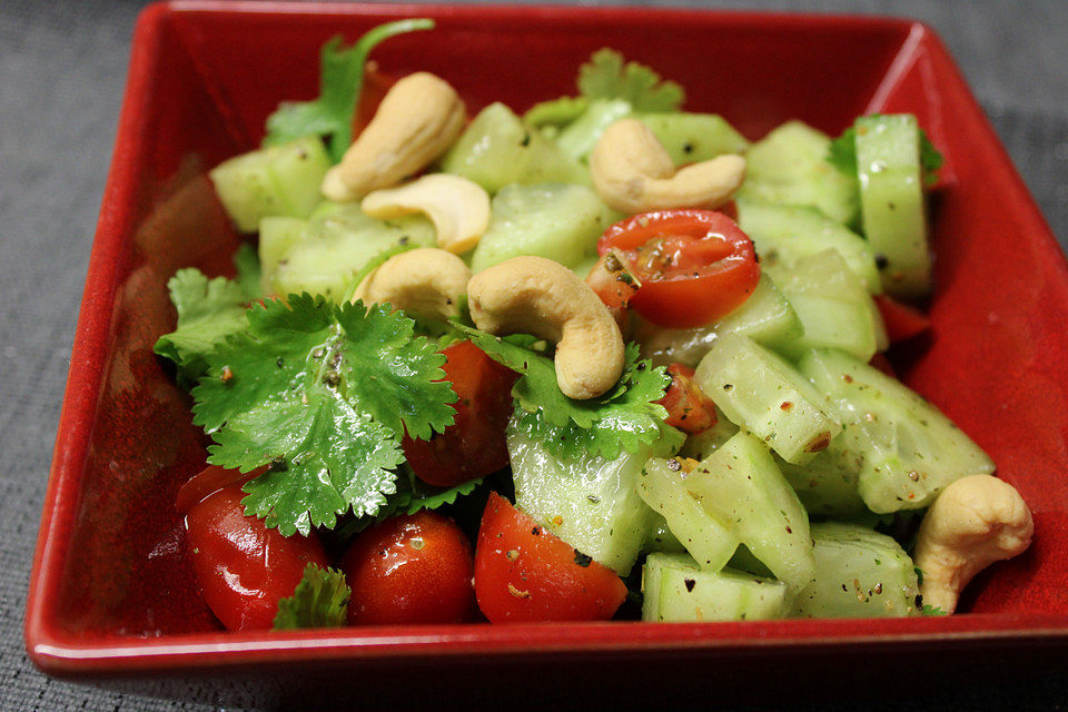 Scharfer indischer Salat mit Gurken, Tomaten, Erdnüssen und Chili