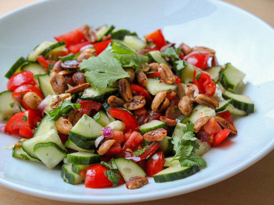 Scharfer indischer Salat mit Gurken, Tomaten, Erdnüssen und Chili von ...