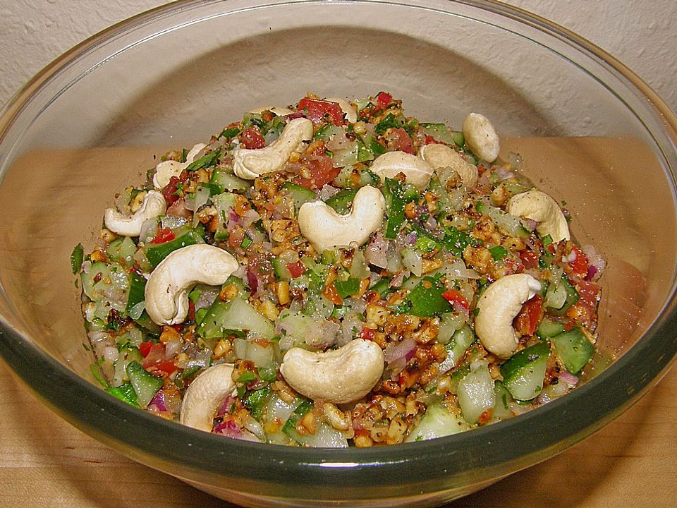 Scharfer indischer Salat mit Gurken, Tomaten, Erdnüssen und Chili von ...