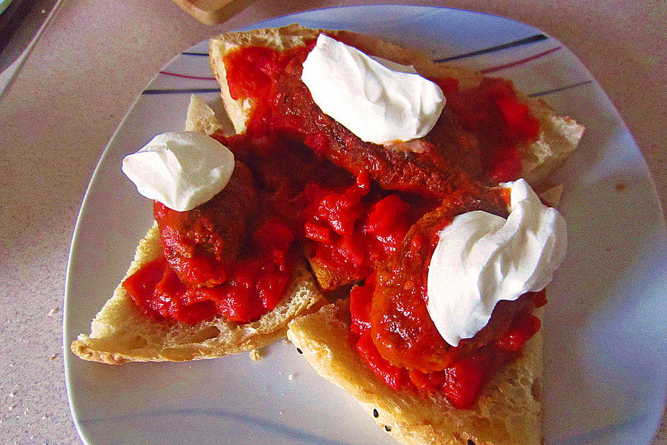 Kebab auf Pita mit Joghurt