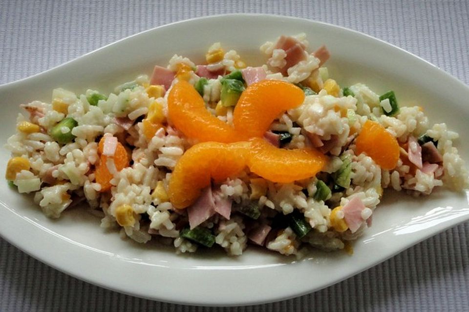 Reissalat mit Paprika, Schinken und Mandarinen