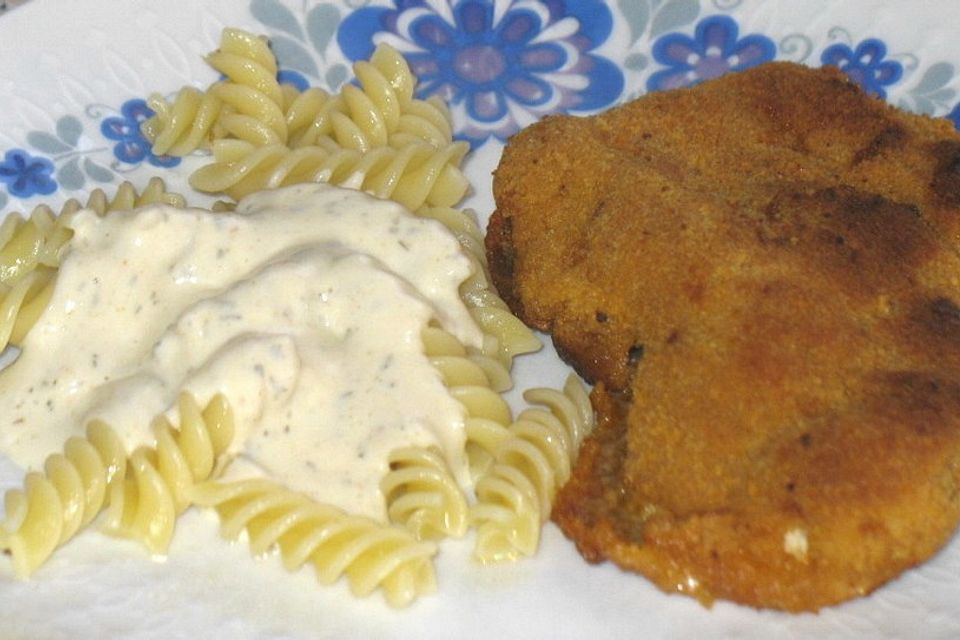 Paniertes Schnitzel mit Frischkäse - Sahne Sauce