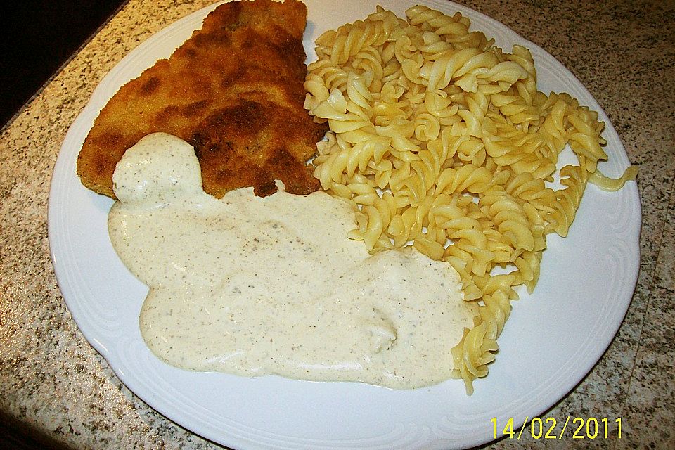 Paniertes Schnitzel mit Frischkäse - Sahne Sauce