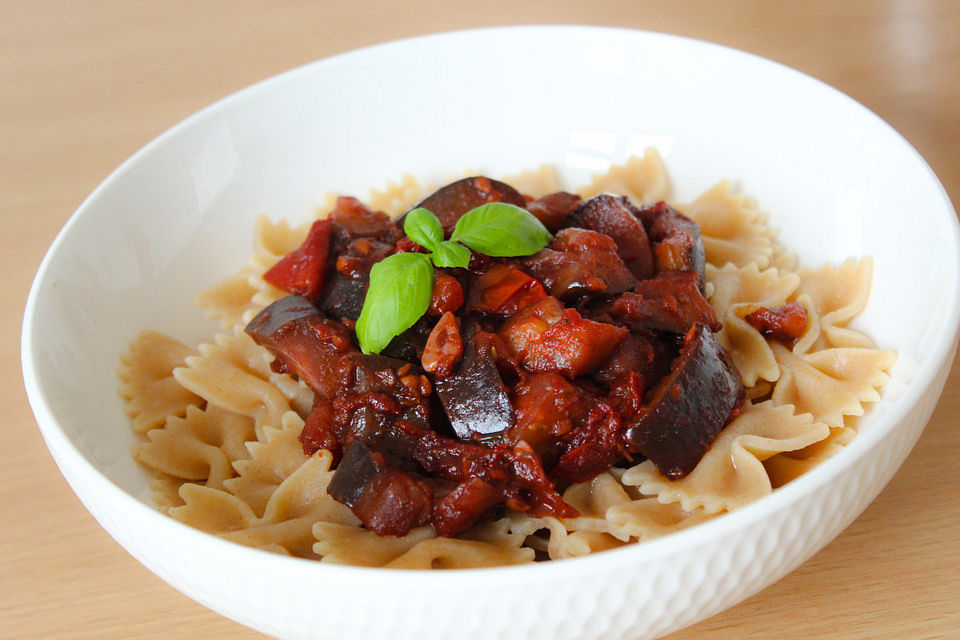 Vegetarische Pastasauce mit Auberginen und frischen Tomaten