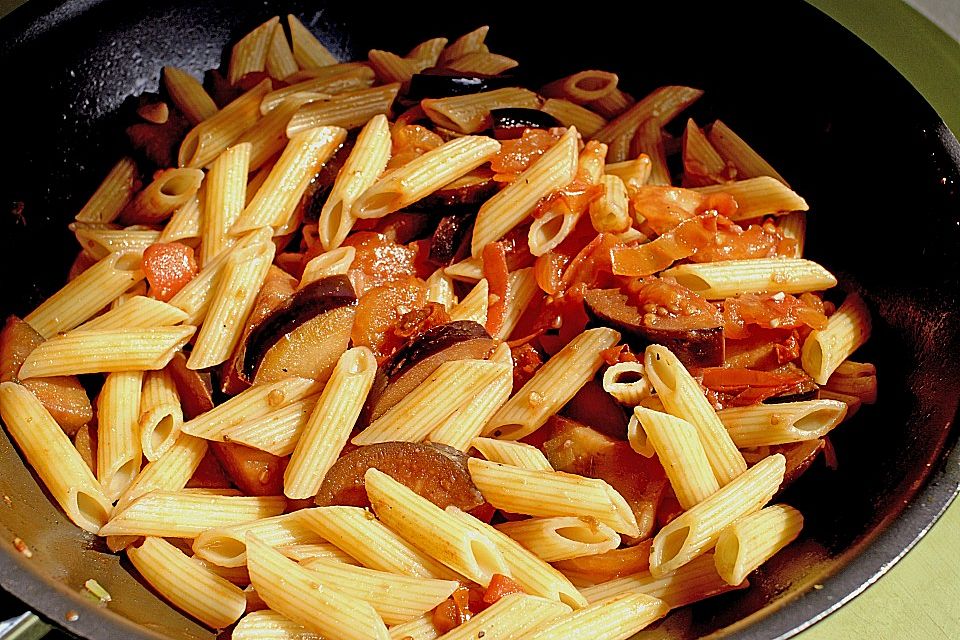 Vegetarische Pastasauce mit Auberginen und frischen Tomaten