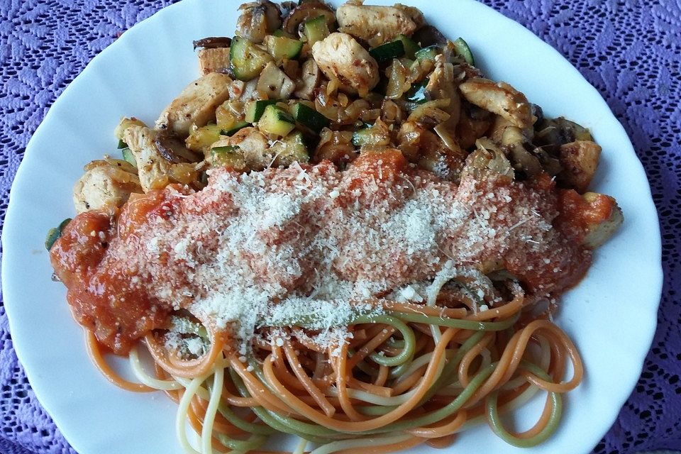 Spaghetti mit Puten - Zucchini Sauce