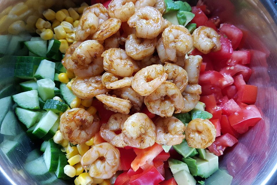 Bunter Sommersalat mit Shrimps