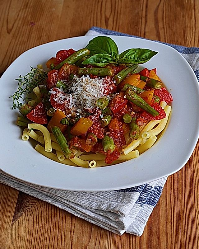 Pasta mit grünen Bohnen, Tomaten und Paprika