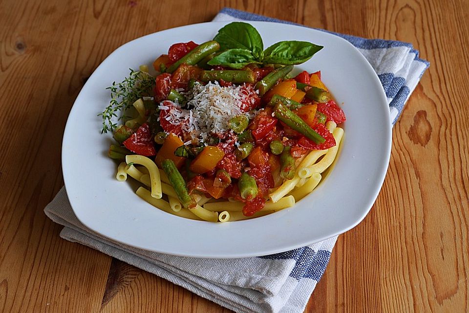 Pasta mit grünen Bohnen, Tomaten und Paprika